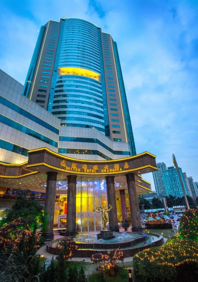 非遗礼品定制专家--飞艺宝,为通程酒店提供20周年庆礼品定制服务